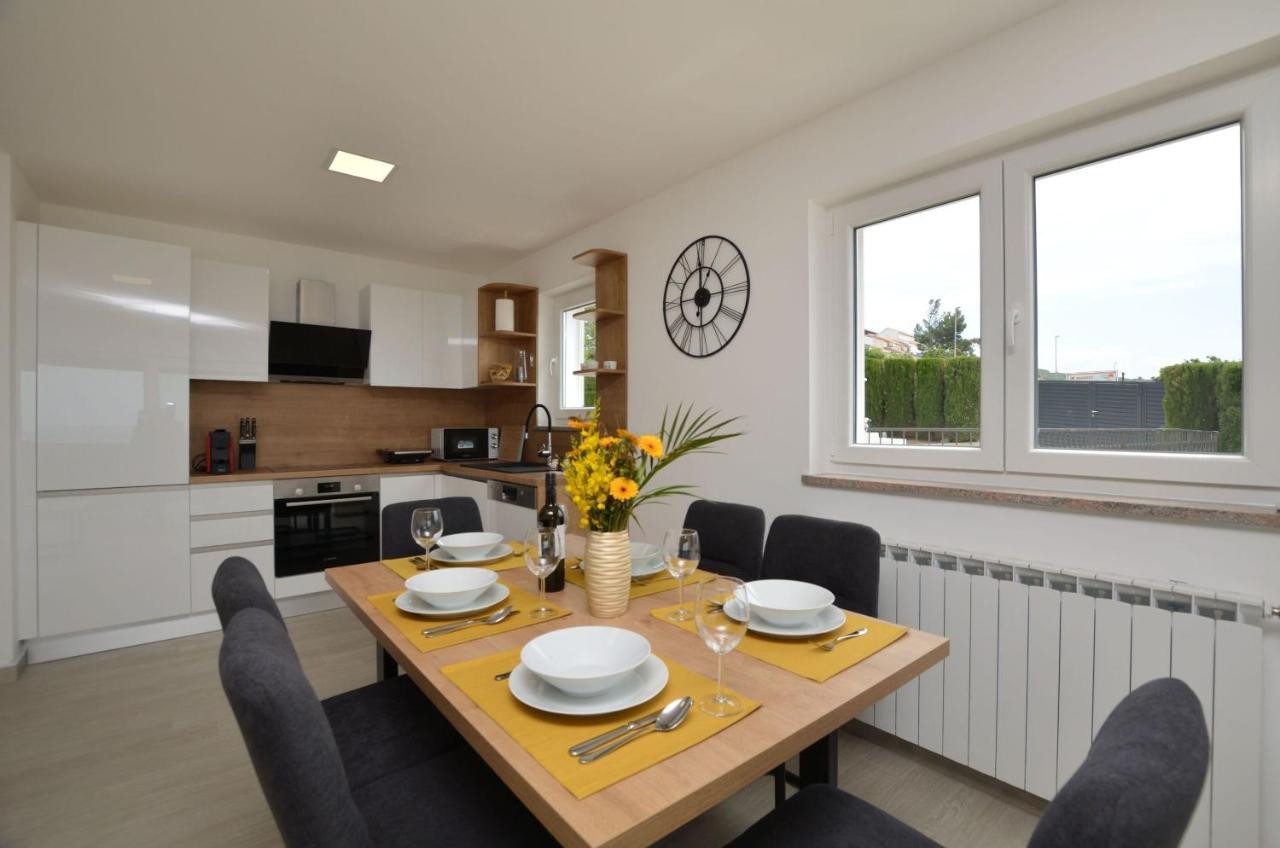 Apartments Villa Sofia Мартиншчица Экстерьер фото